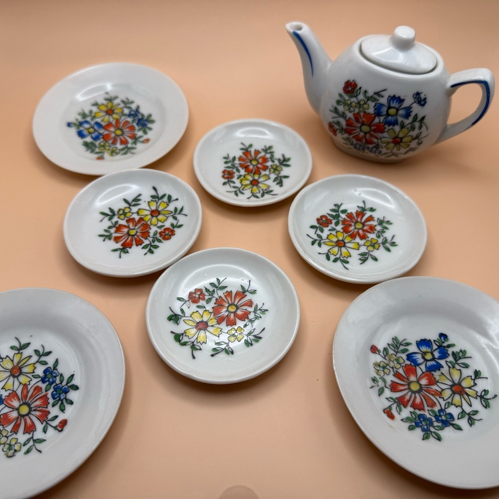 Children’s vintage doll tea set and dishes - Multicolor